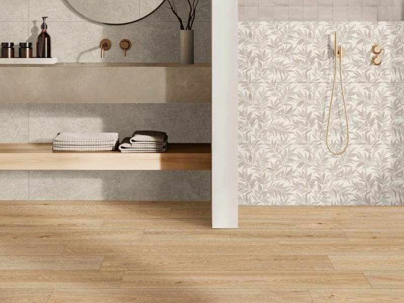 Marazzi Limestone Wall – gres imitujący beton w jasnym, przestronnym salonie