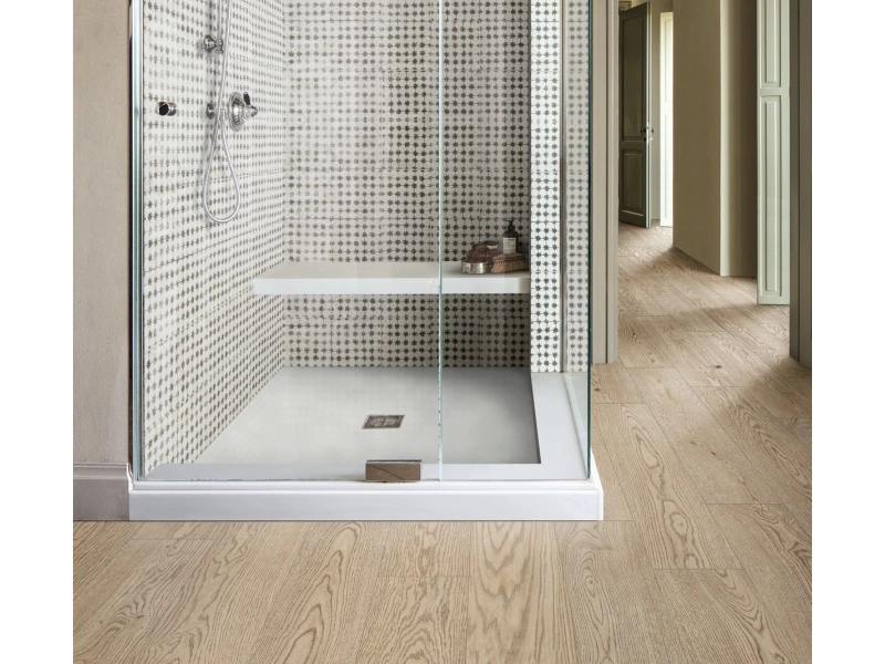 Wielkoformatowy gres Marazzi Vivo efekt drewno w salonie z kominkiem