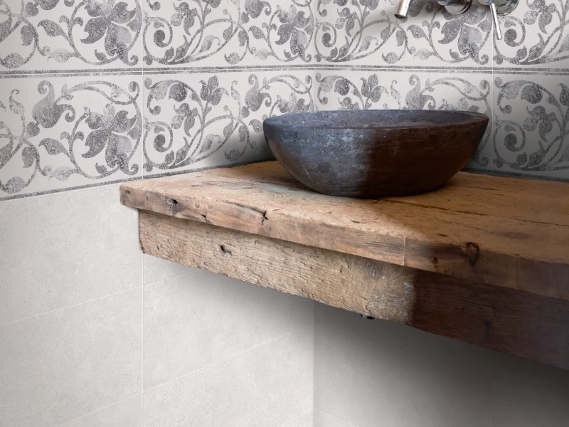 Płytki Marazzi Stream efekt kamień naturalny w nowoczesnej aranżacji salonu