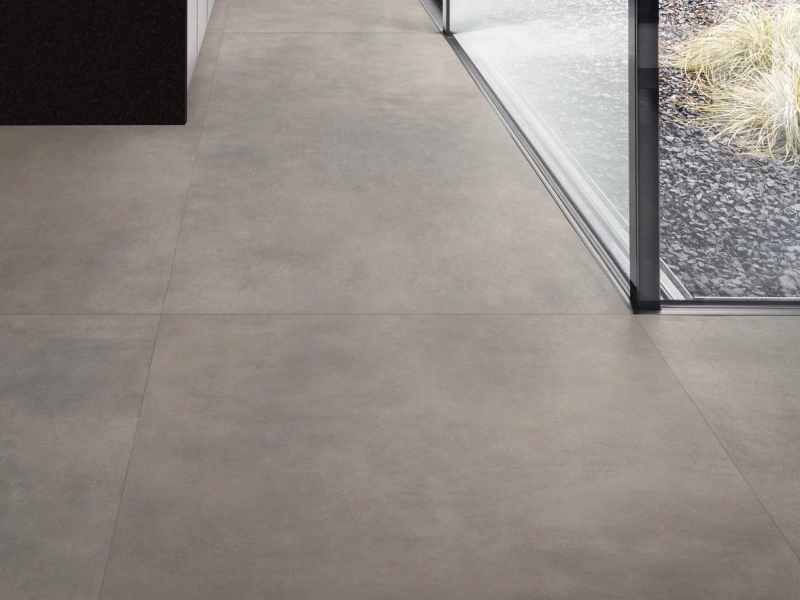Gres porcelanowy Marazzi Grande Metal Look metal w luksusowym salonie