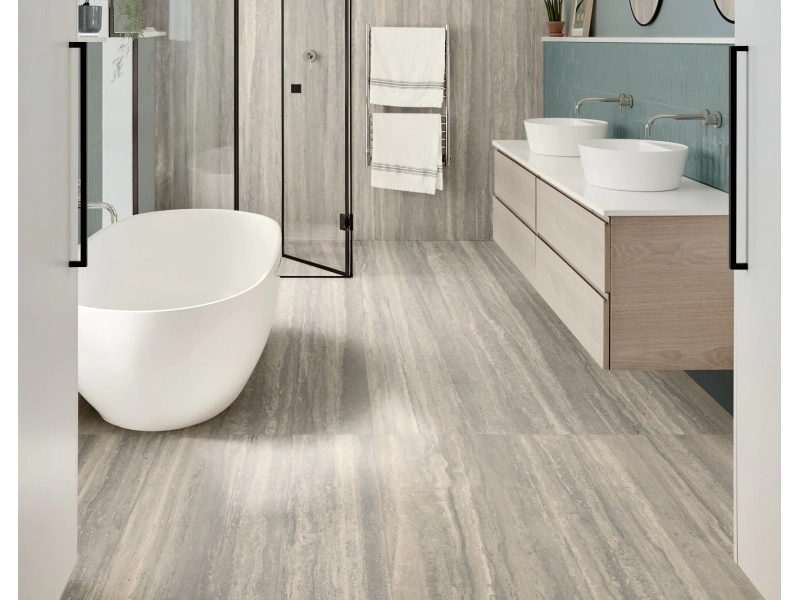 Wielkoformatowy gres Marazzi Grande Stone Look efekt kamień naturalny w salonie z widokiem na ogród