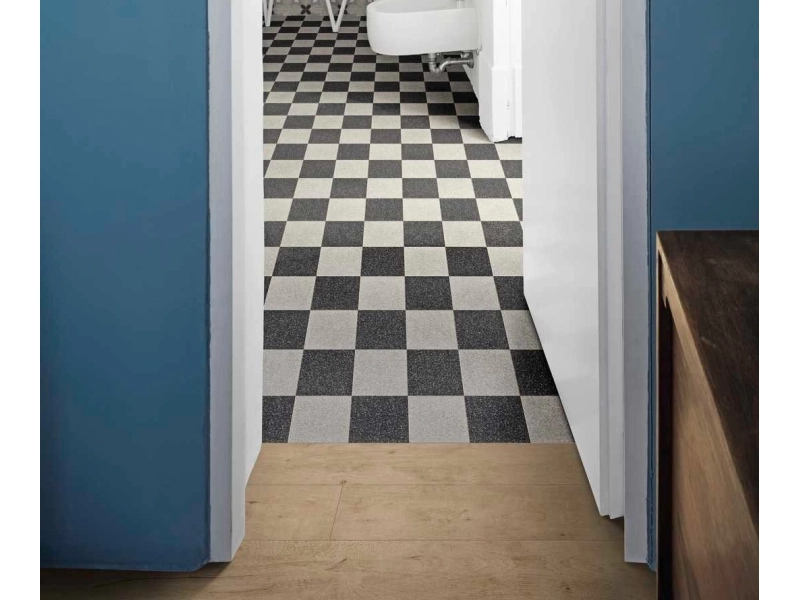Płytki gresowe Marazzi D_segni Scaglie efekt terrazzo w eleganckim salonie z dużymi przeszkleniami