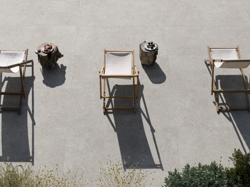 Marazzi Lume – gres imitujący cegłę w jasnym salonie w stylu skandynawskim