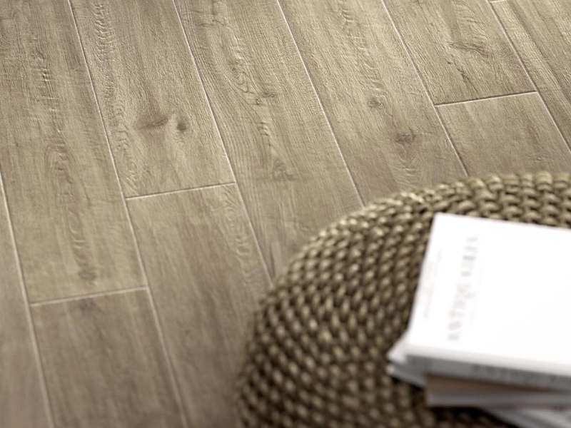 Marazzi Treverkway – gres imitujący drewno w jasnym salonie w stylu skandynawskim