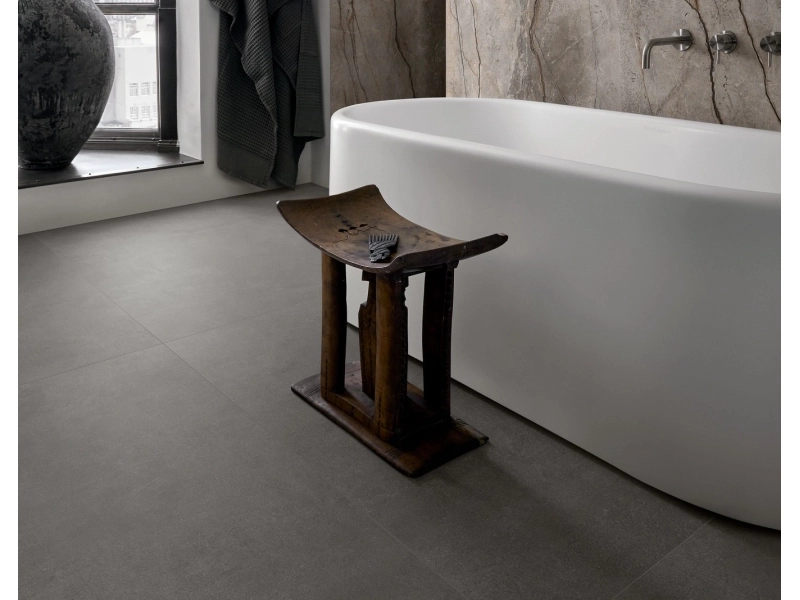 Płytki gresowe Marazzi Grande Stone Look efekt kamień naturalny w eleganckim salonie z dużymi przeszkleniami