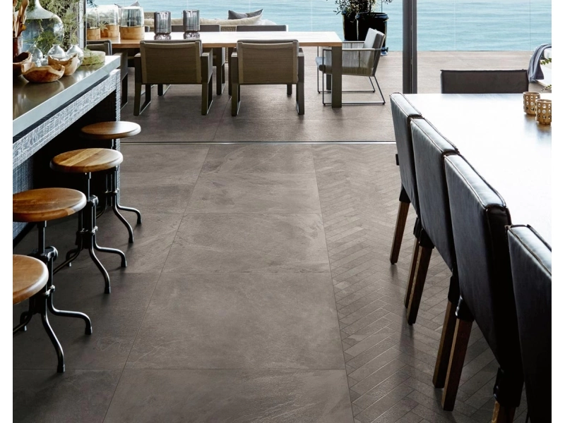 Gres porcelanowy Marazzi Mystone Ardesia kamień naturalny w salonie z betonowymi akcentami