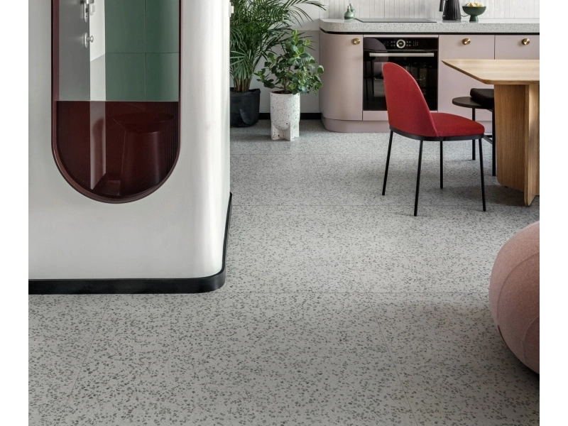 Marazzi Frammento gres o efekcie terrazzo na podłodze w nowoczesnym domu