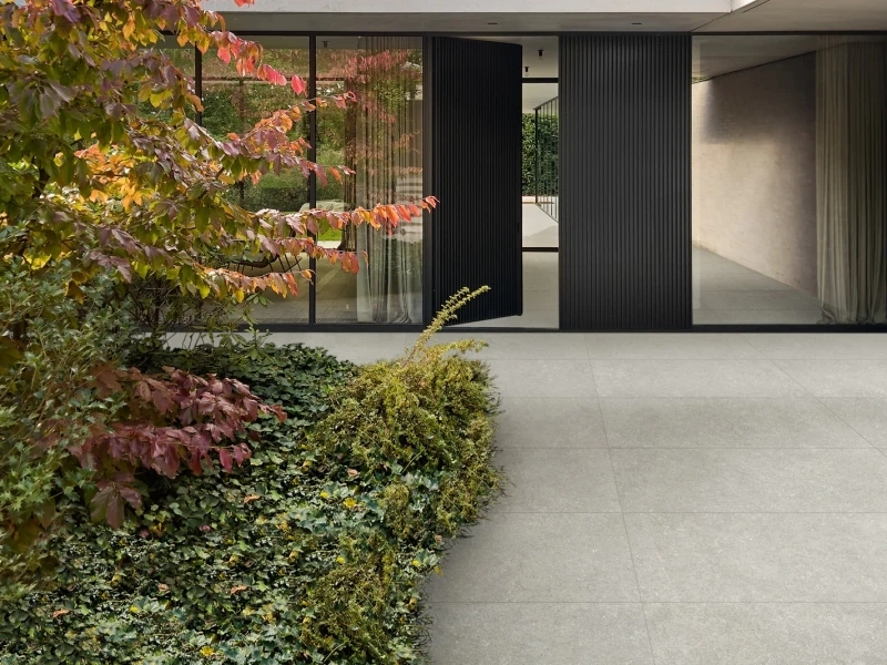 Marazzi Mystone Berici gres o efekcie kamienia naturalnego w eleganckim wnętrzu z kominkiem