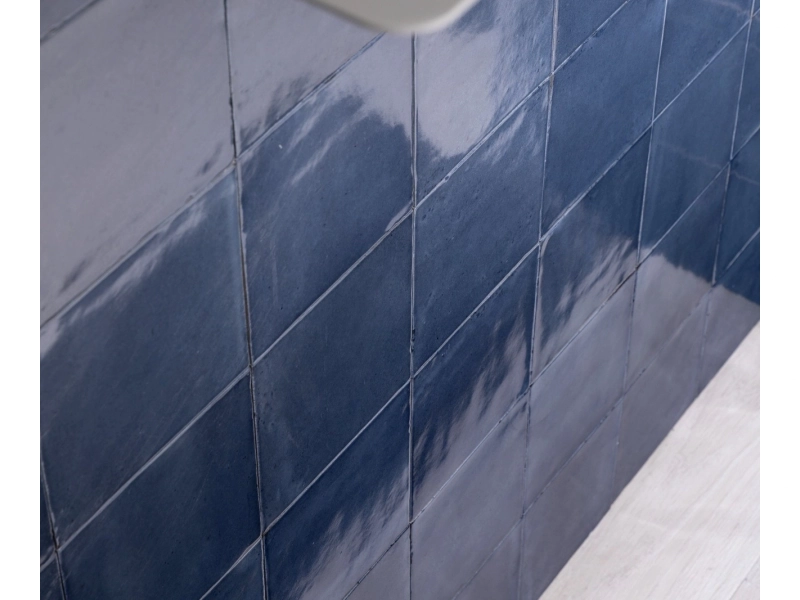 Płytki gresowe Marazzi Rice efekt kolor w eleganckim salonie z dużymi przeszkleniami