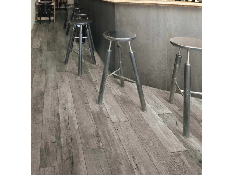 Płytki gresowe Marazzi Treverkstage efekt drewno w eleganckim salonie z dużymi przeszkleniami