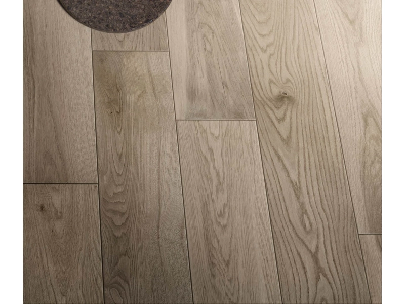 Płytki gresowe Marazzi Treverkmore efekt drewno w eleganckim salonie z dużymi przeszkleniami