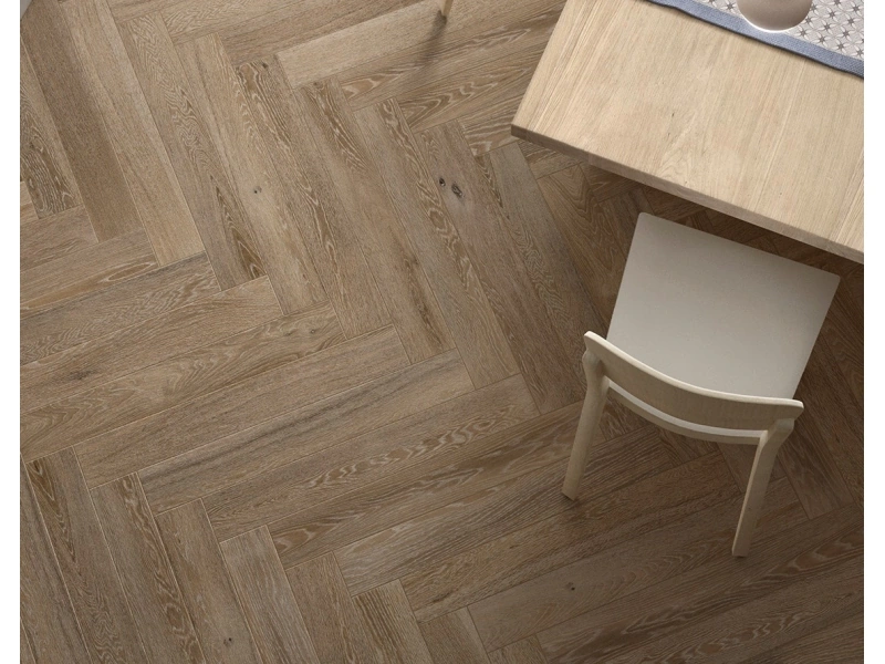 Marazzi Treverkcharme – gres imitujący drewno w jasnym salonie w stylu skandynawskim