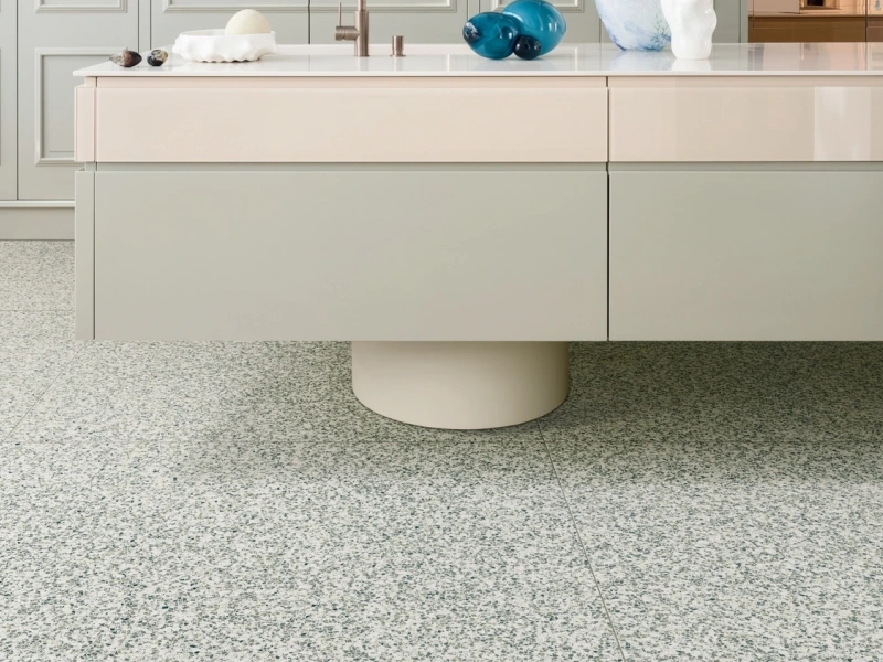 Płytki gresowe Marazzi Frammento efekt terrazzo w nowoczesnym salonie z drewnianymi akcentami