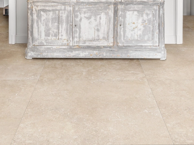 Płytki gresowe Marazzi Fabula efekt marmur w eleganckim salonie z dużymi przeszkleniami
