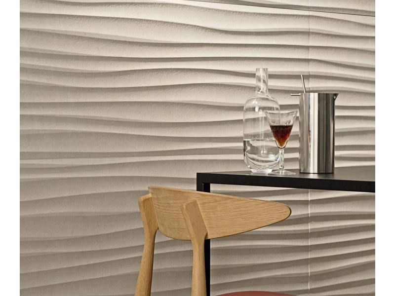 Płytki Marazzi Stone_art imitujące kamień naturalny w salonie z dużym przeszkleniem