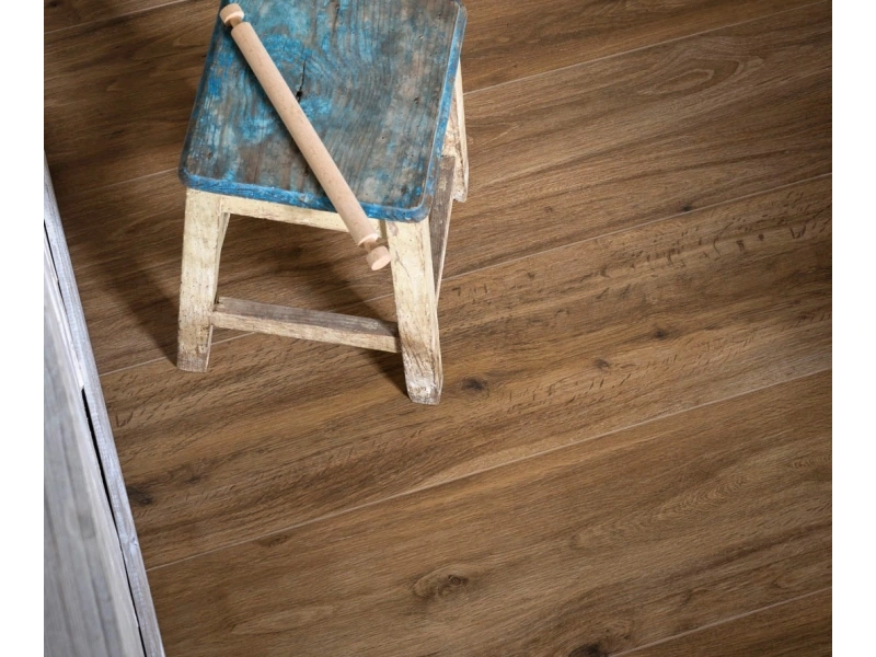 Wielkoformatowy gres Marazzi Treverktrend efekt drewno w salonie z kominkiem