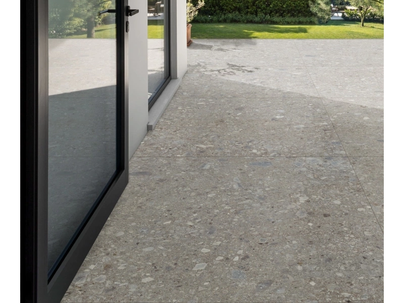 Gres porcelanowy Marazzi Mystone Ceppo DI Gre terrazzo w przestronnej strefie dziennej