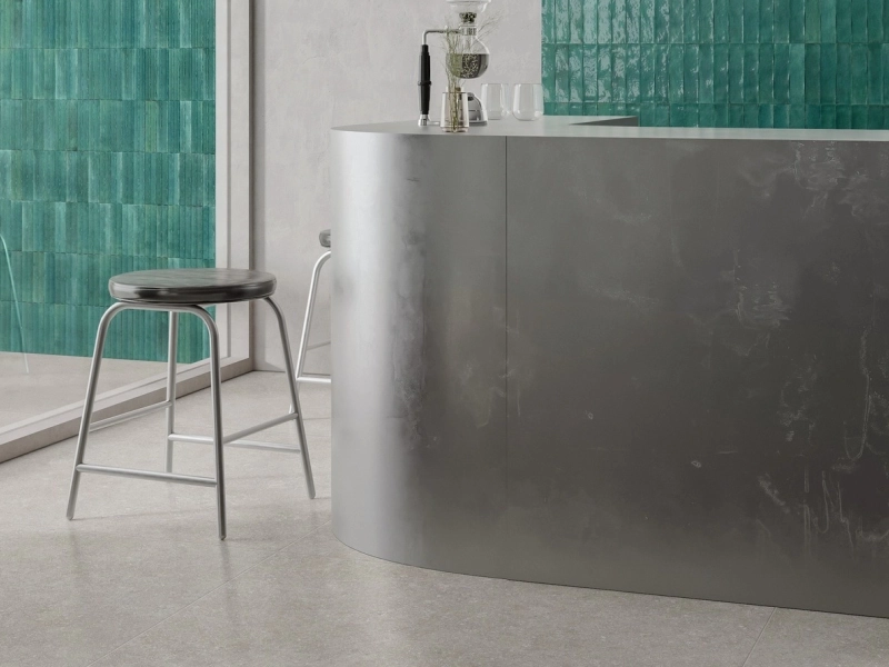 Marazzi Lume gres o efekcie cegły na podłodze w nowoczesnym domu