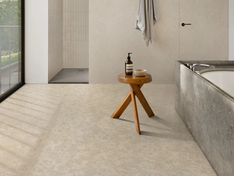 Płytki gresowe Marazzi Mystone Berici efekt kamień naturalny w salonie utrzymanym w jasnych tonach