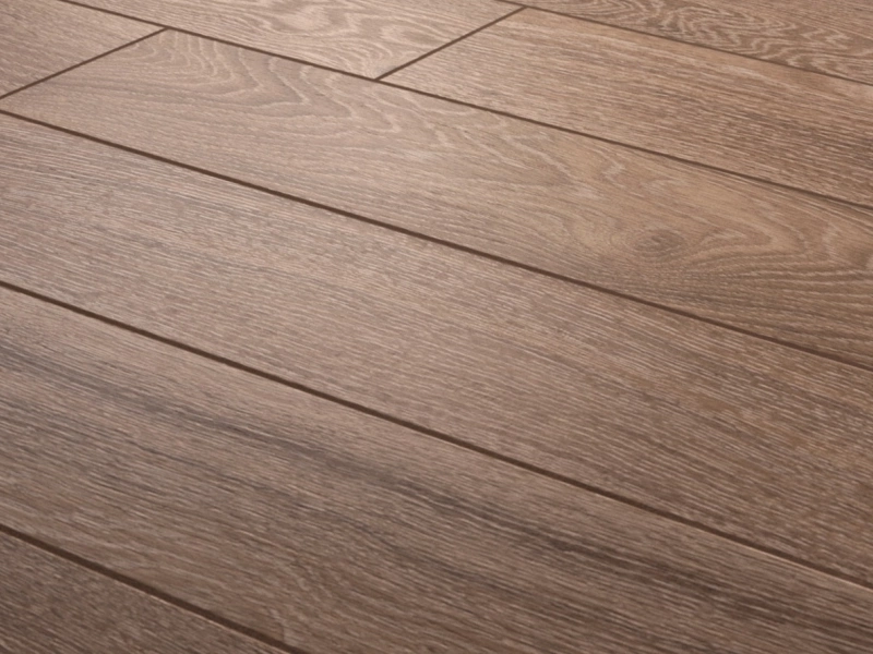 Gres Marazzi Treverkcharme efekt drewno w nowoczesnym salonie