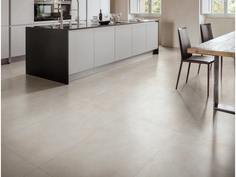 Płytki Marazzi Terratech efekt beton w salonie z otwartą kuchnią