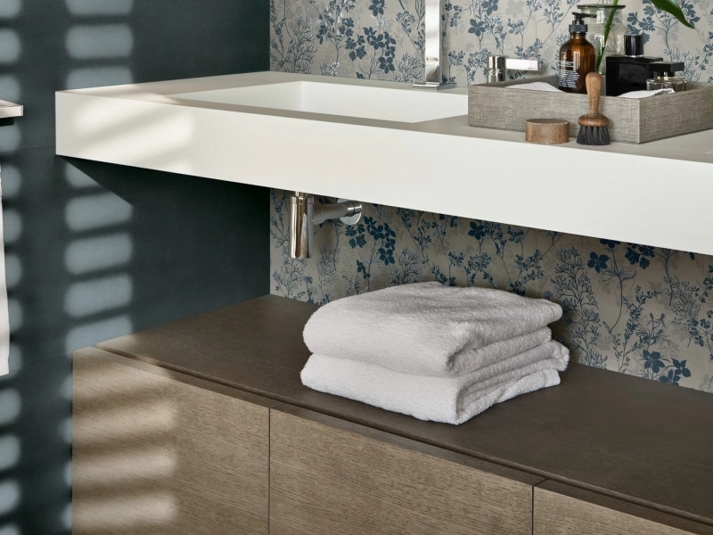 Wielkoformatowy gres Marazzi Cementum Wall efekt beton w salonie z kominkiem