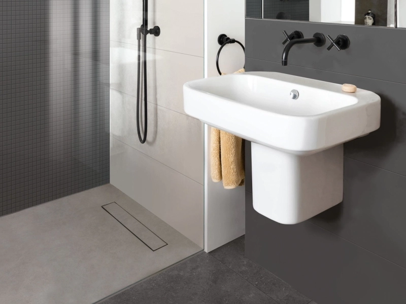 Marazzi Colorplay – gres imitujący kolor w jasnym, przestronnym salonie