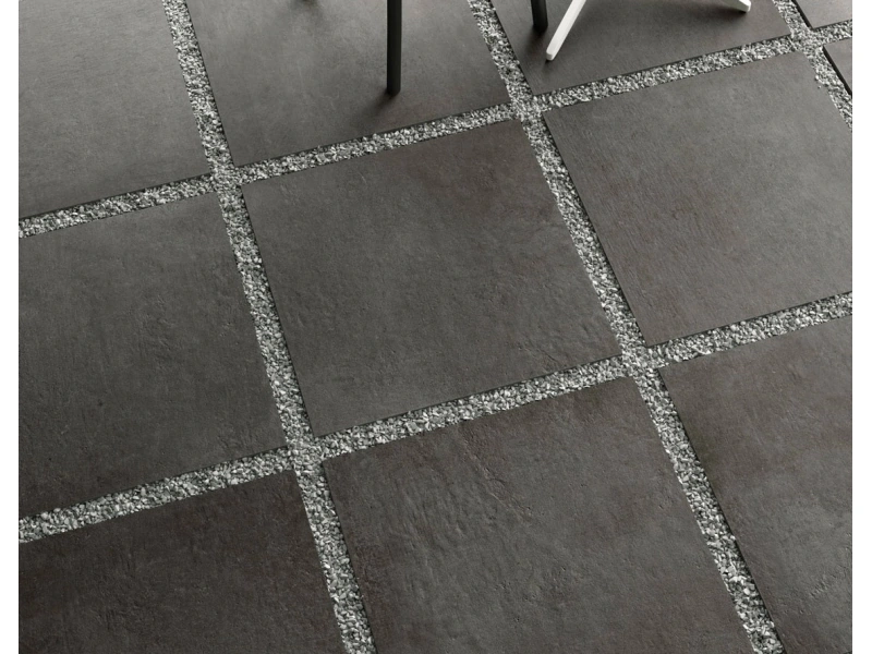 Marazzi Plaster gres o efekcie betonu na podłodze w nowoczesnym domu