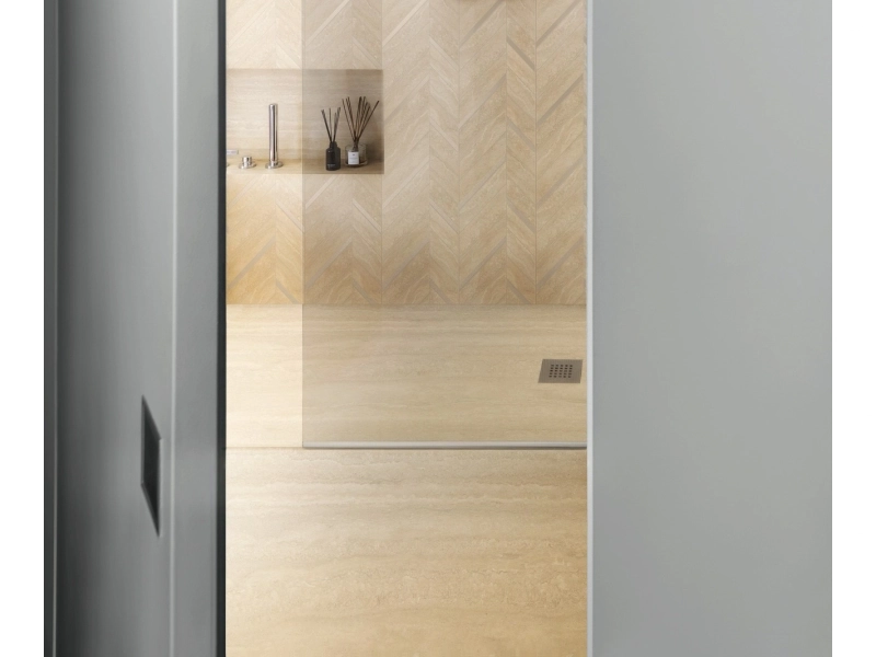 Gres porcelanowy Marazzi Mystone Travertino kamień naturalny w minimalistycznym wnętrzu