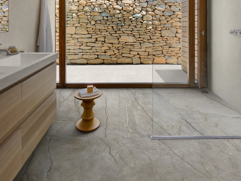 Gres porcelanowy Marazzi Mystone Silver Root kamień naturalny w luksusowym salonie