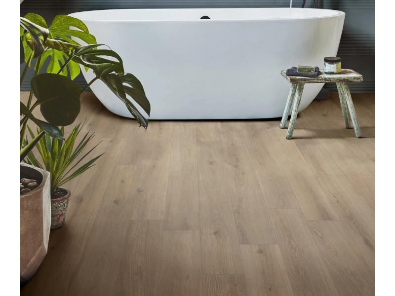 Płytki Marazzi Momenti imitujące kolor w eleganckim holu i salonie