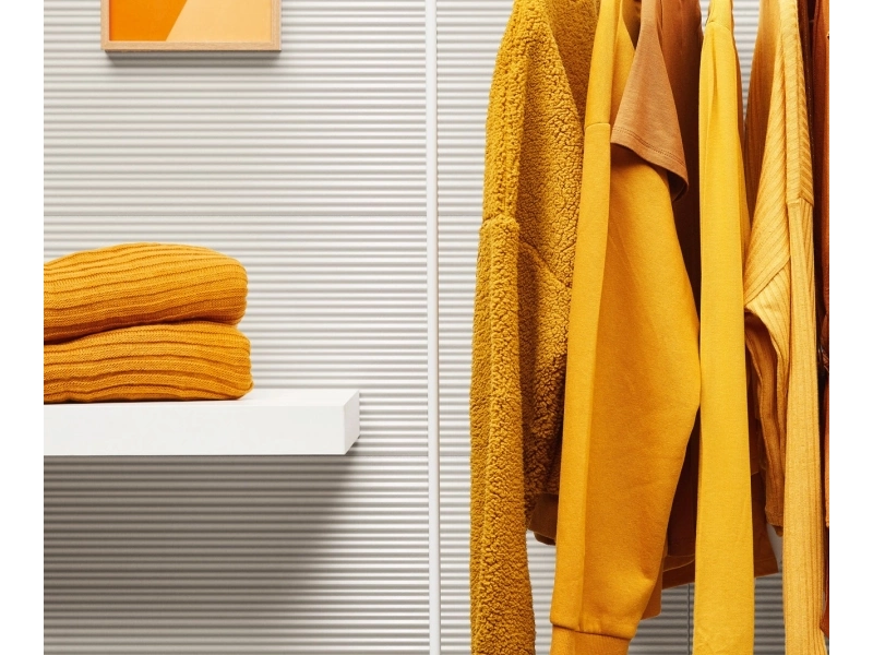 Płytki Marazzi Colorplay imitujące kolor w eleganckim holu i salonie