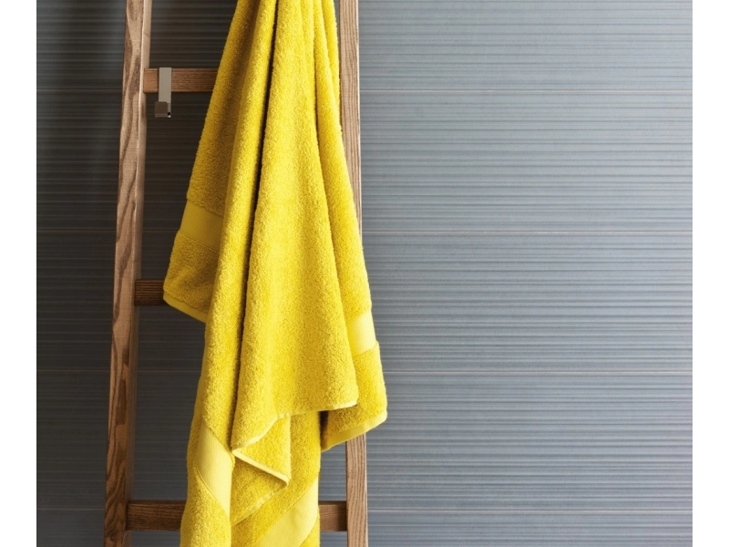 Płytki gresowe Marazzi Chalk efekt beton w eleganckim salonie z dużymi przeszkleniami