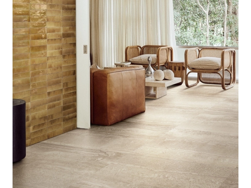 Płytki gresowe Marazzi Lume efekt cegła w jasnym, otwartym salonie