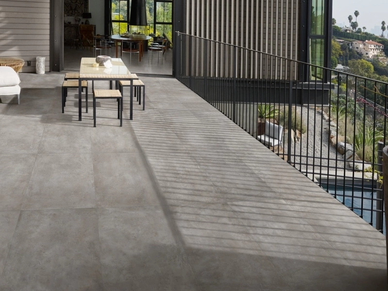 Gres porcelanowy Marazzi Plaza beton w luksusowym salonie