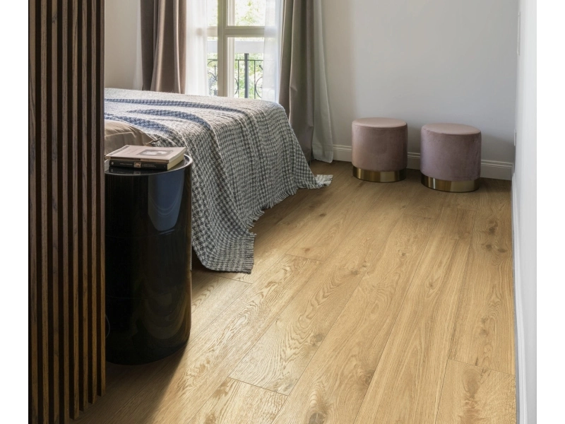 Gres Marazzi Vero efekt drewno w minimalistycznym salonie