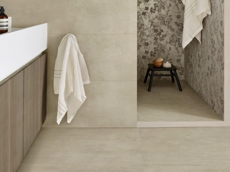 Gres Marazzi Cementum Wall efekt beton w nowoczesnym salonie