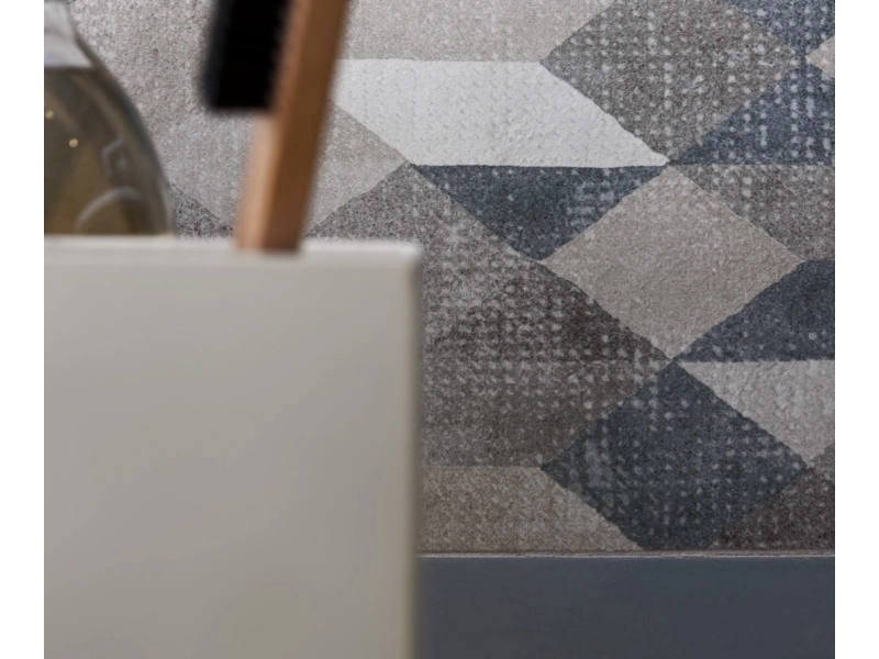 Marazzi Chalk – gres imitujący beton w jasnym, przestronnym salonie