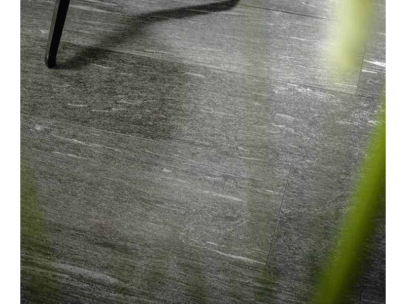 Wielkoformatowy gres Marazzi Mystone Pietra DI Vals efekt kamień naturalny w salonie z kominkiem
