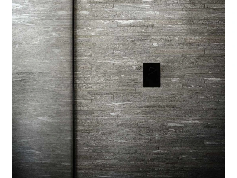 Płytki gresowe Marazzi Mystone Pietra DI Vals efekt kamień naturalny w eleganckim salonie z dużymi przeszkleniami