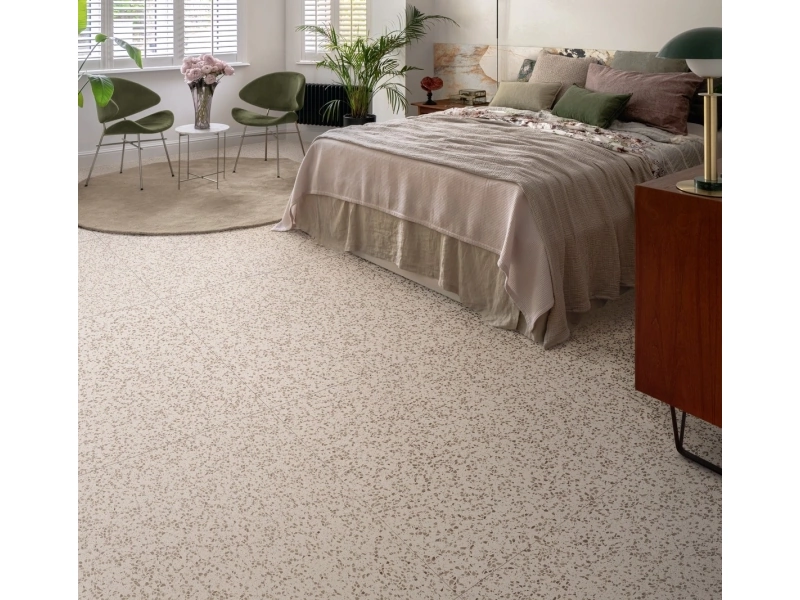 Wielkoformatowy gres Marazzi Frammento efekt terrazzo w salonie z kominkiem