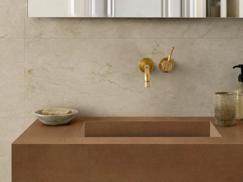 Gres Marazzi Fabula Wall efekt marmur w przestronnym salonie z oknami tarasowymi