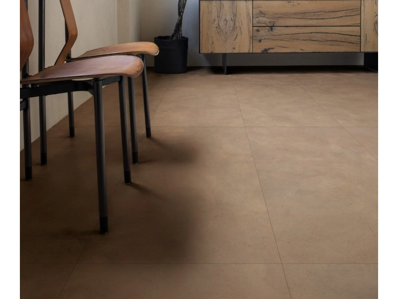 Marazzi Terratech – gres imitujący beton w jasnym salonie w stylu skandynawskim