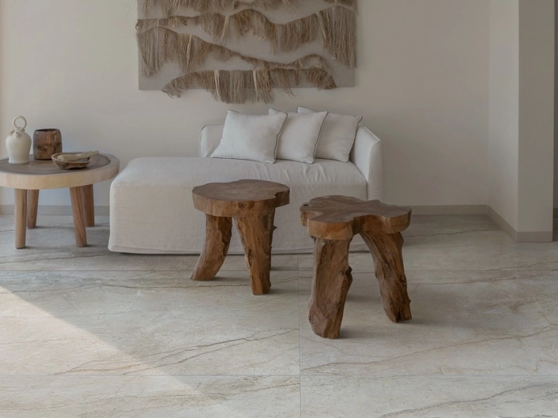 Gres Marazzi Mystone Silver Root efekt kamień naturalny w nowoczesnym salonie