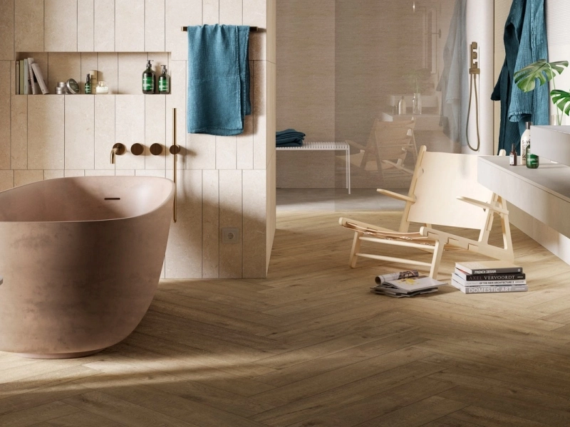 Gres porcelanowy Marazzi Vero drewno w salonie z betonowymi akcentami