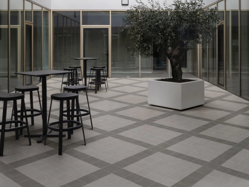 Marazzi Sentieri – gres imitujący kamień naturalny w jasnym, przestronnym salonie
