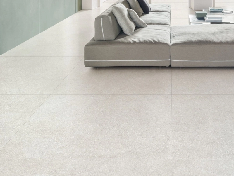 Płytki Marazzi Mystone Berici efekt kamień naturalny w nowoczesnej aranżacji salonu