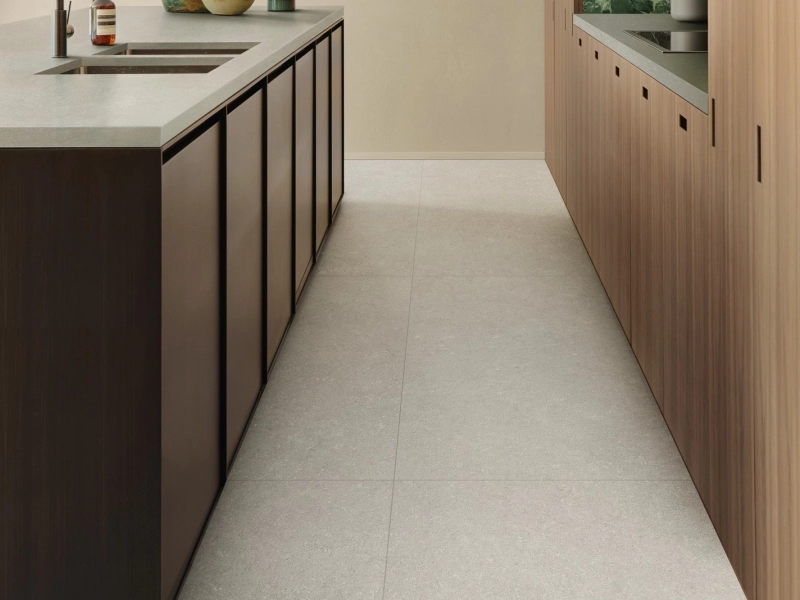 Marazzi Mystone Berici – gres imitujący kamień naturalny w nowoczesnym domu jednorodzinnym