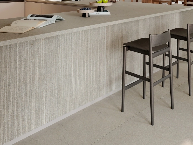 Wielkoformatowy gres Marazzi Grande Stone Look efekt kamień naturalny w eleganckiej strefie dziennej