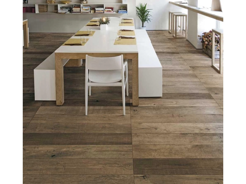 Marazzi Treverkstage – gres imitujący drewno w jasnym, przestronnym salonie